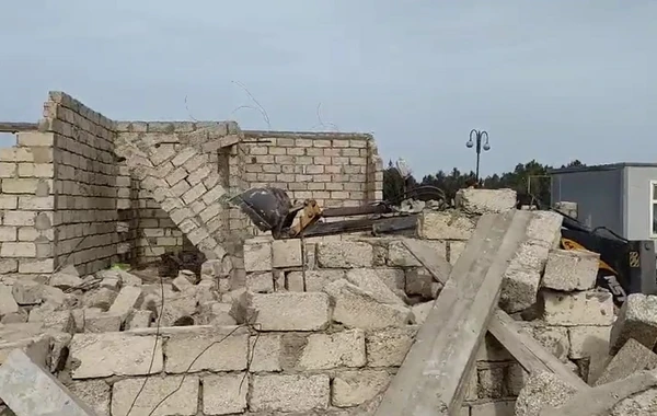 Bakıda qanunsuz tikililər sökülüb - VİDEO