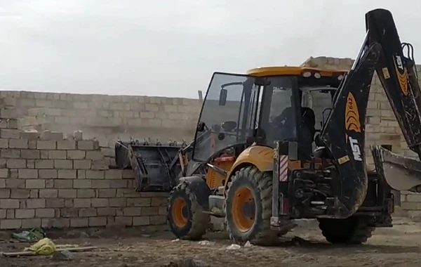 Bakıda qanunsuz tikililər sökülüb - VİDEO