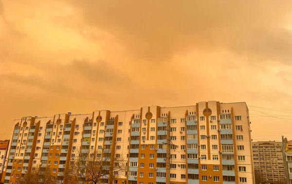 Rusiyada şəhərin üzərində səma narıncı rəngə boyandı - FOTO