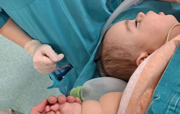 Bacısının plastik dırnağı 6 aylıq körpəni xəstəxanalıq etdi - FOTO