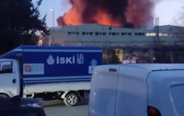 İstanbulda fabrikdə dəhşətli yanğın - İşçilərin içəridə qaldıqları ehtimal edilir - VİDEO