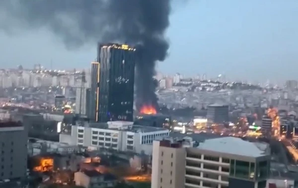 İstanbulda fabrikdə dəhşətli yanğın - İşçilərin içəridə qaldıqları ehtimal edilir - VİDEO
