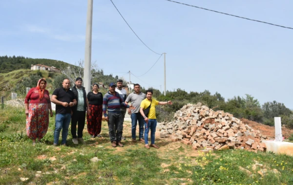 Yenidən seçilməyən eks bələdiyyə sədri 40 illik yolu bağlayıb, üzərində ağac əkdi - FOTO