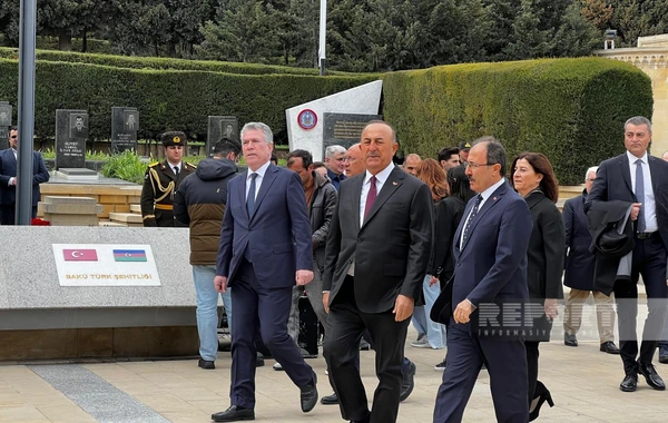 Mövlud Çavuşoğlu Fəxri və Şəhidlər xiyabanlarını ziyarət edib - YENİLƏNİB - FOTO