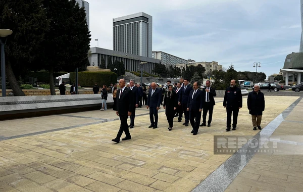 Mövlud Çavuşoğlu Fəxri və Şəhidlər xiyabanlarını ziyarət edib - YENİLƏNİB - FOTO