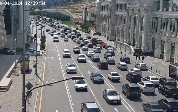 Bakıda yanaraq yolda sıxlıq yaradan avtomobilin görüntüsü - VİDEO