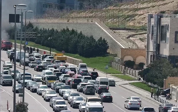 Bakıda yanaraq yolda sıxlıq yaradan avtomobilin görüntüsü - VİDEO