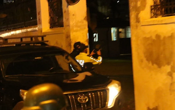 Ekvador polisi Meksika səfirliyinə basqın etdi - VİDEO
