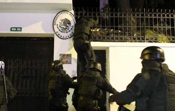 Ekvador polisi Meksika səfirliyinə basqın etdi - VİDEO