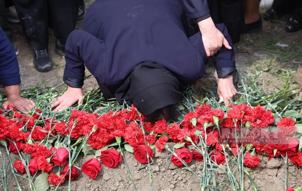 Xocalıda kütləvi məzarlıqda tapılan ər-arvadın qalıqları dəfn edilib - YENİLƏNİB - FOTO
