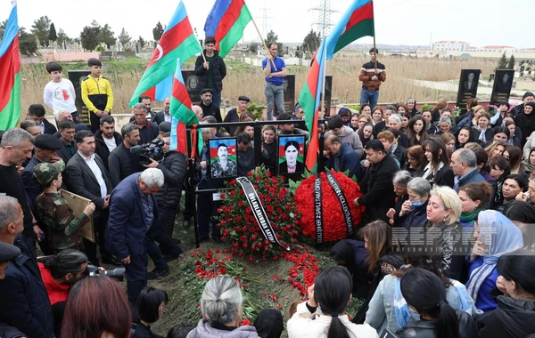 Xocalıda kütləvi məzarlıqda tapılan ər-arvadın qalıqları dəfn edilib - YENİLƏNİB - FOTO
