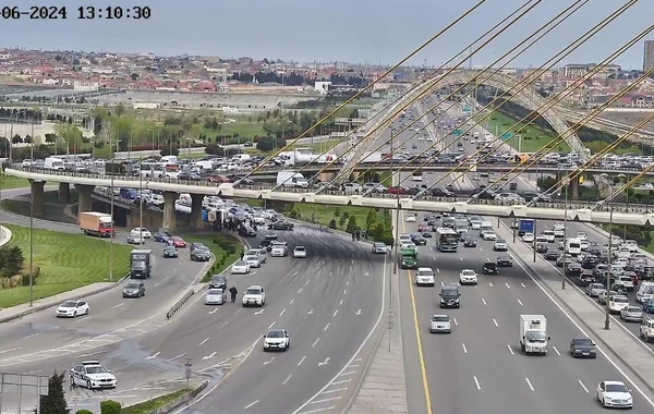 Bakıda AĞIR QƏZA - Yük maşınının daşıdığı bitum yola daşdı - VİDEO\FOTO - YENİLƏNİB