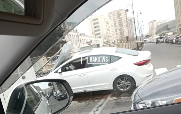 Bakıda yoldan çıxan avtomobil hasara çırpıldı - FOTO