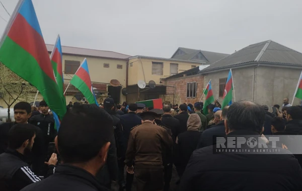Antiterror əməliyyatında yaralanan və dünən şəhid olan zabit Salyanda dəfn edilib - FOTO