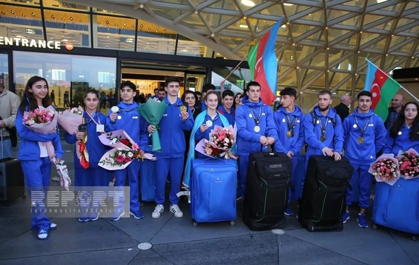 Avropa çempionatında qızıl medal qazanan gimnastlarımız Vətənə dönüblər - FOTO