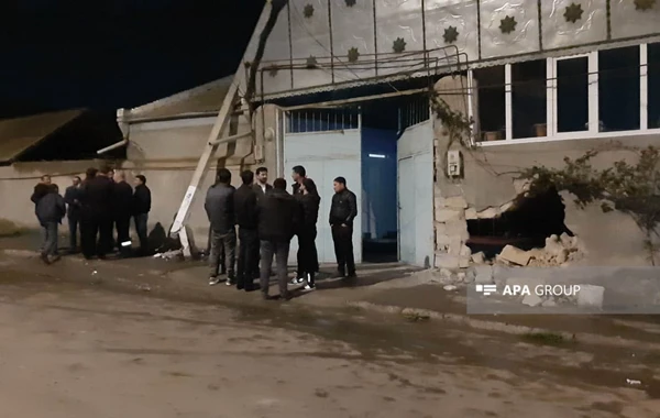 Gəncədə maşın işıq dirəyinə və evin divarına çırpılıb - FOTO