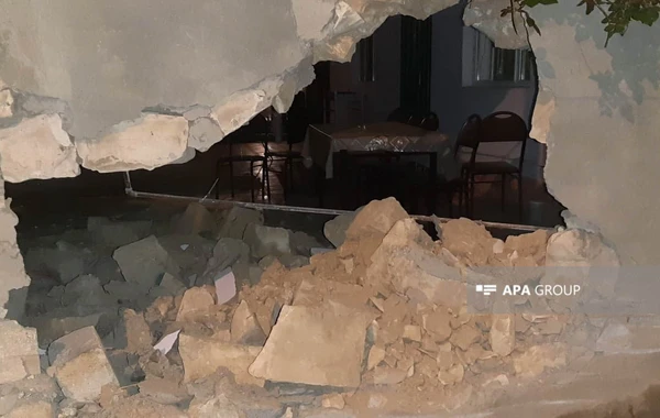 Gəncədə maşın işıq dirəyinə və evin divarına çırpılıb - FOTO