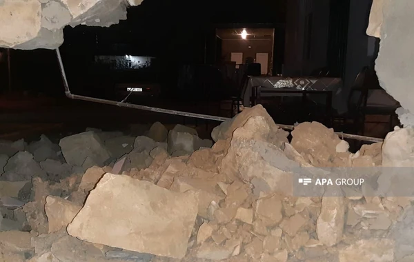 Gəncədə maşın işıq dirəyinə və evin divarına çırpılıb - FOTO