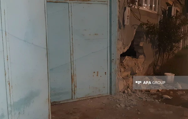 Gəncədə maşın işıq dirəyinə və evin divarına çırpılıb - FOTO