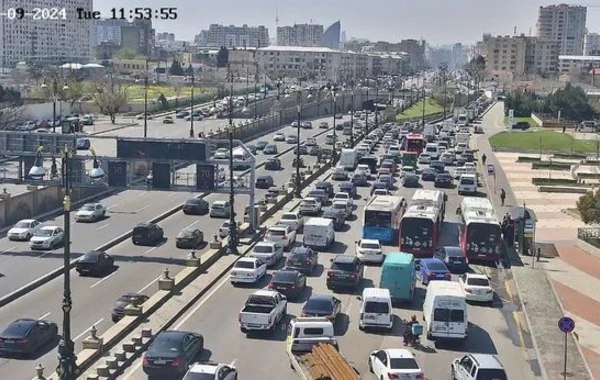 Bakıda iki mərkəzi yolda təmirlə bağlı sıxlıq yaranıb - FOTO