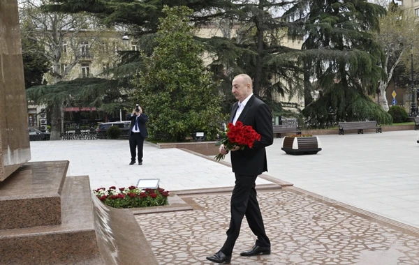 Prezident İlham Əliyev Gəncədə Ulu Öndərin abidəsini ziyarət edib - FOTO