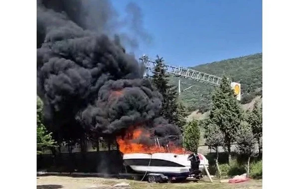 45 min dollarlıq qayıq yanaraq yararsız hala düşüb - FOTO