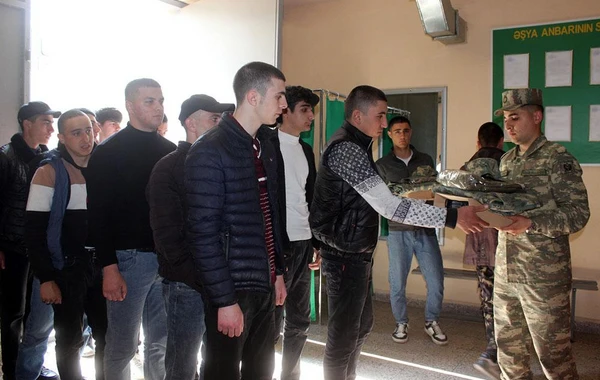 MN: Gənc əsgərlərin ailə üzvləri və yaxınları ilə görüşü məhdudlaşdırılıb - FOTO