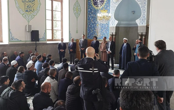 Gürcüstanın Baş naziri Tbilisidəki Cümə məscidində olub, müsəlmanları təbrik edib - FOTO