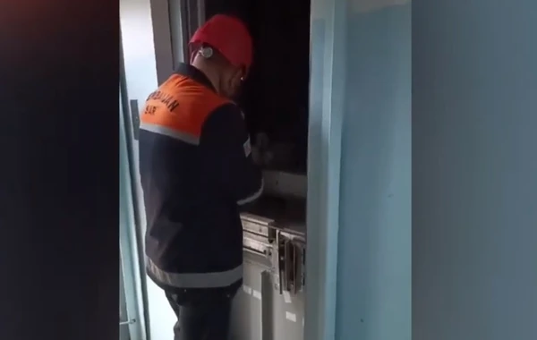 Bakıda azyaşlı liftdə qaldı - VİDEO