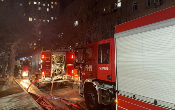Bakıda çoxmərtəbəli binaya bitişik konstruksiyada yanğın olub - FOTO/VİDEO