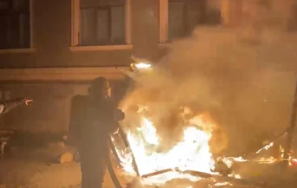 Bakıda çoxmərtəbəli binaya bitişik konstruksiyada yanğın olub - FOTO/VİDEO