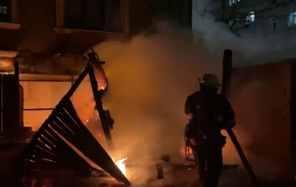Bakıda çoxmərtəbəli binaya bitişik konstruksiyada yanğın olub - FOTO/VİDEO