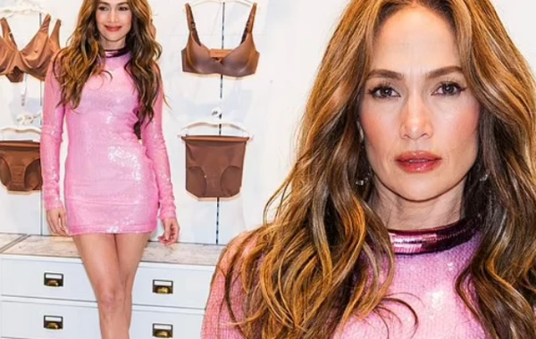 54 yaşlı Cennifer Lopez mini libası ilə göz qamaşdırdı - FOTO