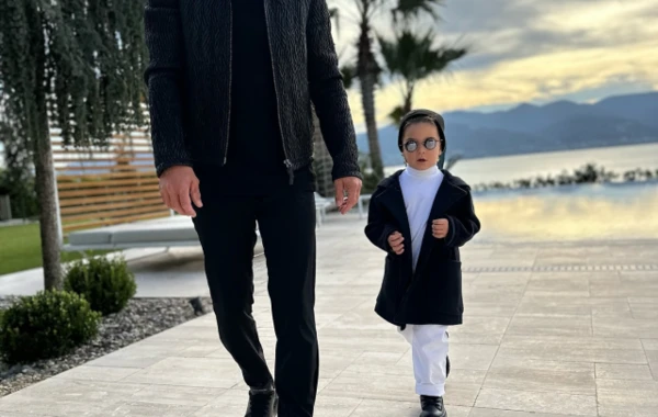 5 yaşlı oğluna milyonluq maşın aldı, daha sonra təkzib etdi - FOTO/VİDEO