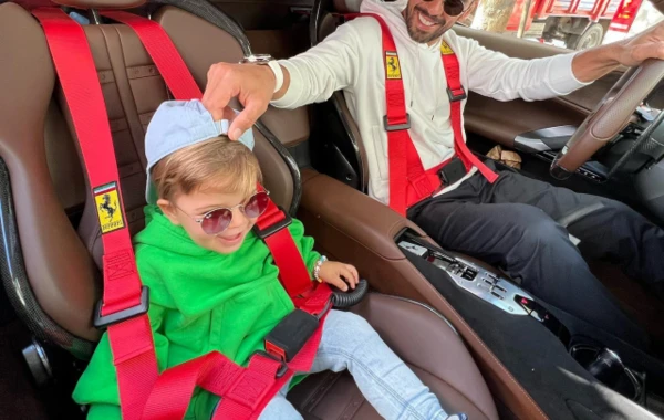 5 yaşlı oğluna milyonluq maşın aldı, daha sonra təkzib etdi - FOTO/VİDEO
