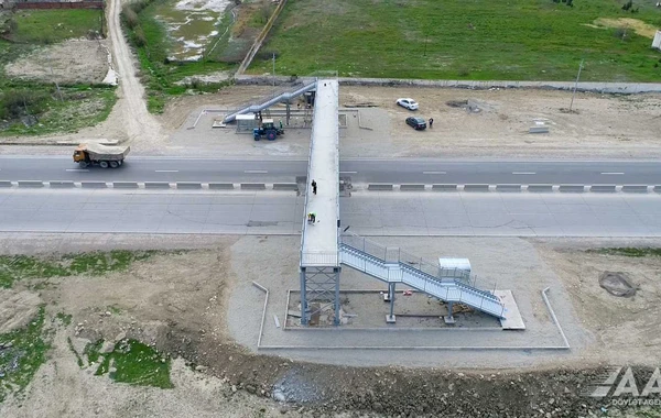 Bakı-Quba yolunda yeni yerüstü piyada keçidinin inşası yekunlaşmaq üzrədir - FOTO
