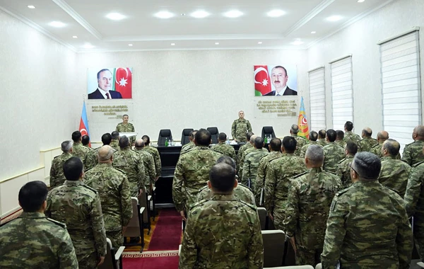 Müdafiə naziri Quru Qoşunlarının rəhbər heyəti ilə görüşüb - FOTO