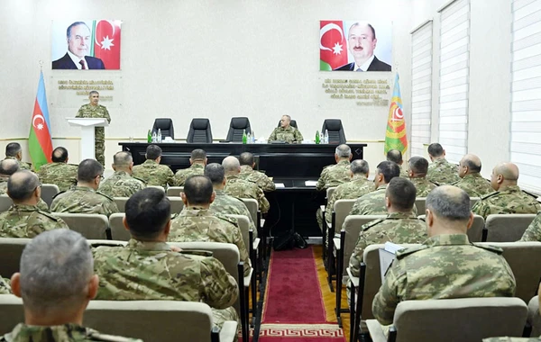 Müdafiə naziri Quru Qoşunlarının rəhbər heyəti ilə görüşüb - FOTO