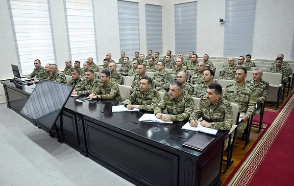 Müdafiə naziri Quru Qoşunlarının rəhbər heyəti ilə görüşüb - FOTO