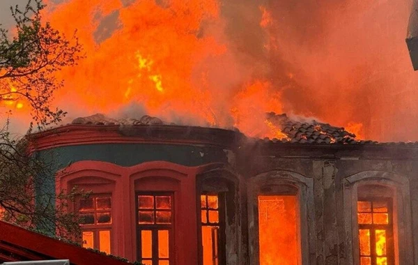 В Турции горит историческое здание периода Османской империи - ФОТО