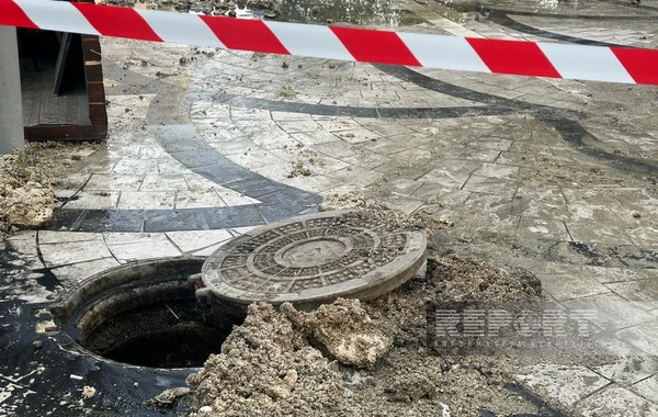Bakının mərkəzində kanalizasiya borularında tıxanma olub - FOTO