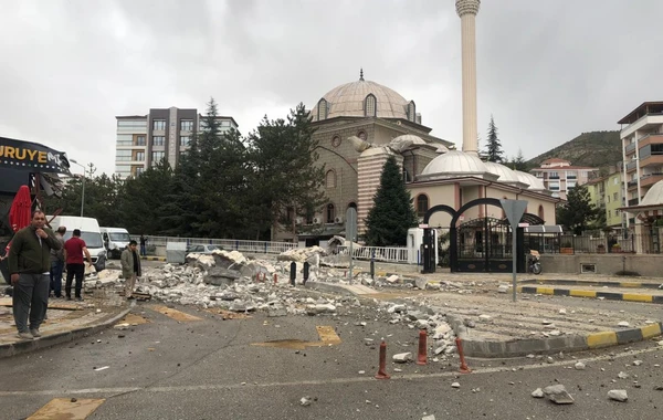 Türkiyəni qasırğa vurdu: 6 nəfər yaralandı, minarə və ağaclar uçdu - FOTO