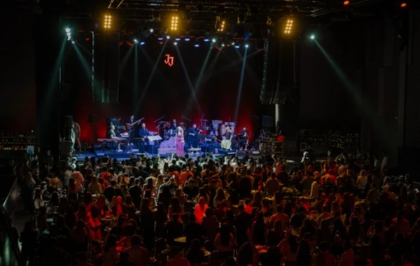 “Jolly Joker”in ilk qlobal məkanı “Jolly Joker Bakı”da Yıldız Tilbe izdihamı - FOTO