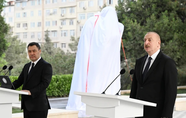 İlham Əliyev və Sadır Japarov Bakıda Çingiz Aytmatovun abidəsinin açılışında iştirak ediblər - YENİLƏNİB