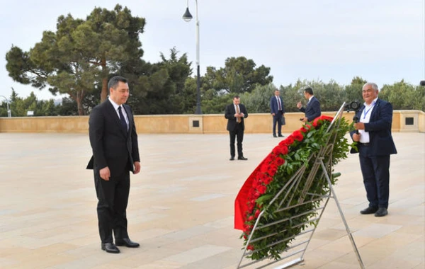 Президент Кыргызстана почтил память шехидов в Баку - ФОТО