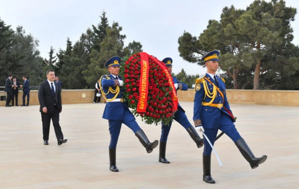 Президент Кыргызстана почтил память шехидов в Баку - ФОТО