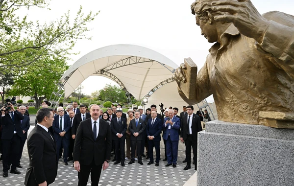 İlham Əliyev və Sadır Japarov Bakıda Çingiz Aytmatovun abidəsinin açılışında iştirak ediblər - YENİLƏNİB