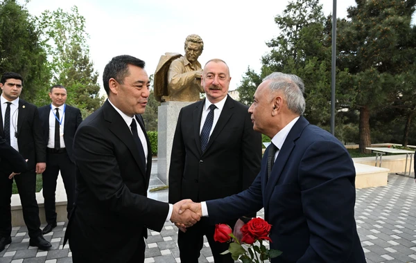 İlham Əliyev və Sadır Japarov Bakıda Çingiz Aytmatovun abidəsinin açılışında iştirak ediblər - YENİLƏNİB