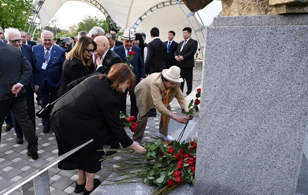 İlham Əliyev və Sadır Japarov Bakıda Çingiz Aytmatovun abidəsinin açılışında iştirak ediblər - YENİLƏNİB