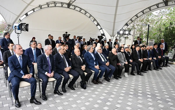 İlham Əliyev və Sadır Japarov Bakıda Çingiz Aytmatovun abidəsinin açılışında iştirak ediblər - YENİLƏNİB